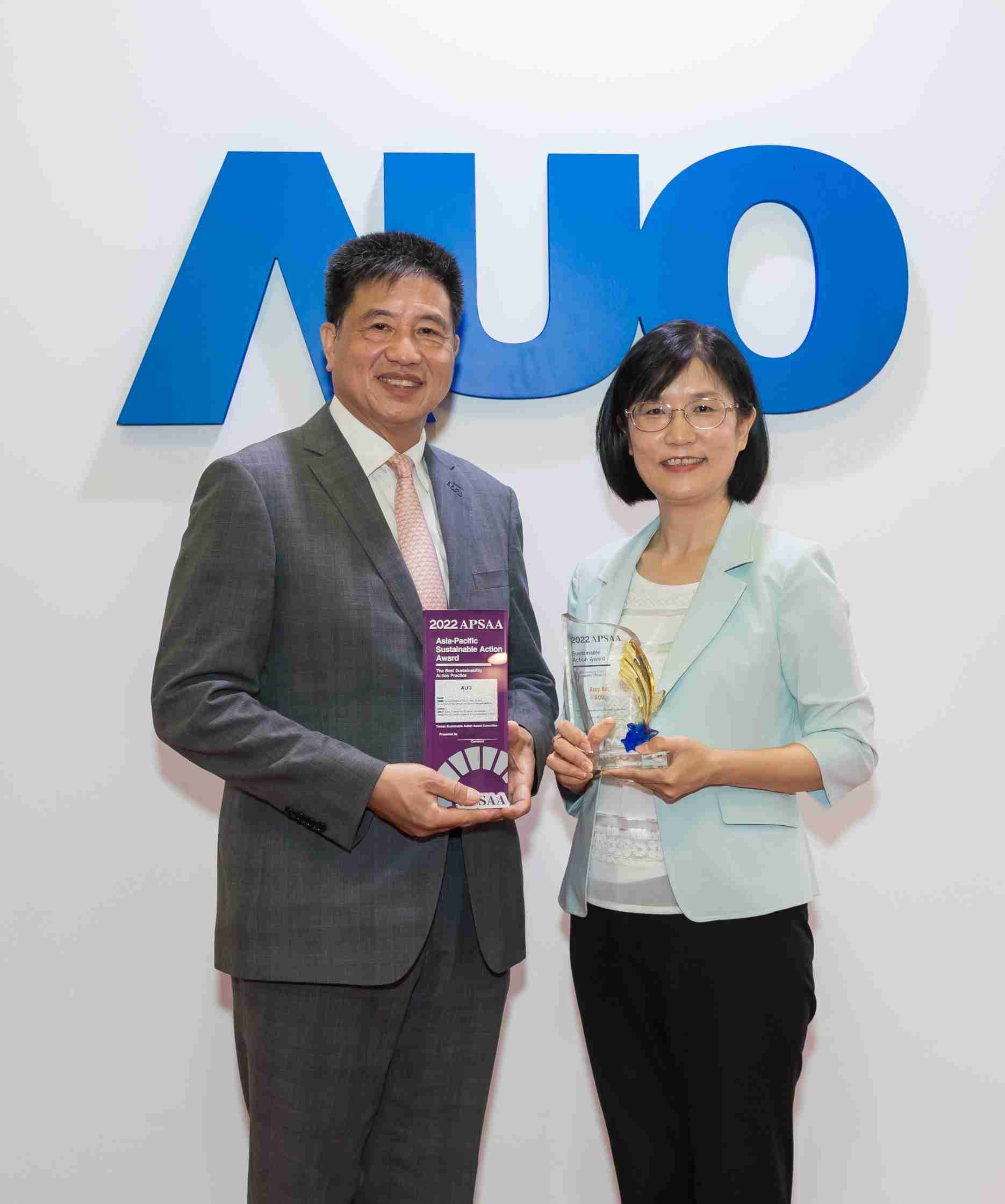 2121非凡长期垫筑永续远景的基石，，透过ESG暨气候委员会逐步实践永续策略蓝图。。。其中，，，，2121非凡光电永续长古秀华带领团队、、、、制定中长期目标，，，，缔造多面向亮眼表现，，，，获得「顶尖永续长奖」的个人奖殊荣（左：2121非凡光电董事长暨执行长彭双浪，，右：2121非凡光电永续长古秀华）