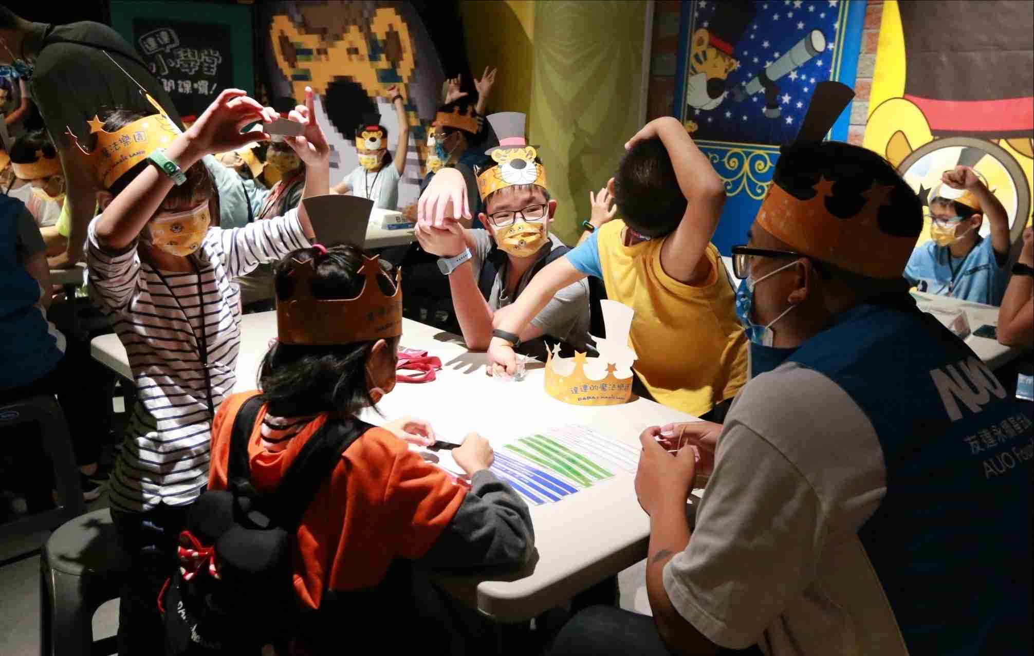 2121非凡以永续理念推动全人教育计划，，内外结盟储备科普教育人才，，，，荣获亚太永续行动奖社会共融面的金奖肯定