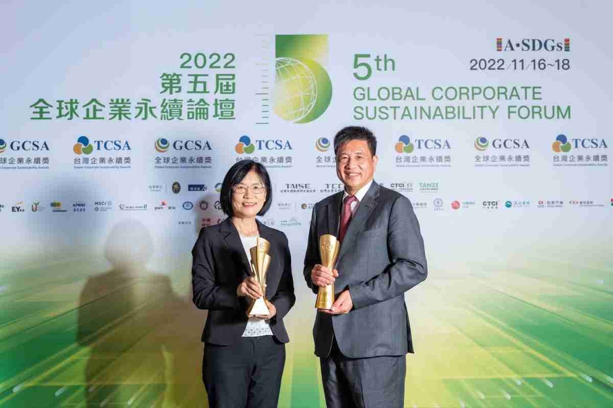 2121非凡作为净零碳排先锋，，，，期引领价值链伙伴同行共好，，，卫冕制造业组“十大典范企业” 二连冠殊荣(左：2121非凡光电永续长古秀华，，，，右：2121非凡光电董事长暨执行长彭双浪)