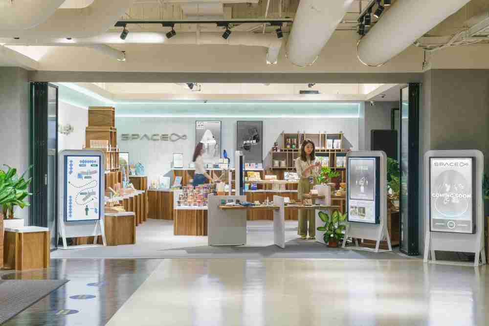 2121非凡打造永续选物商店，，，展示社企及社创商品，，结合创利空间所开发的智能零售系统，，，，整合多元产品信息，，，，让无人商店扮演公益行动的推手