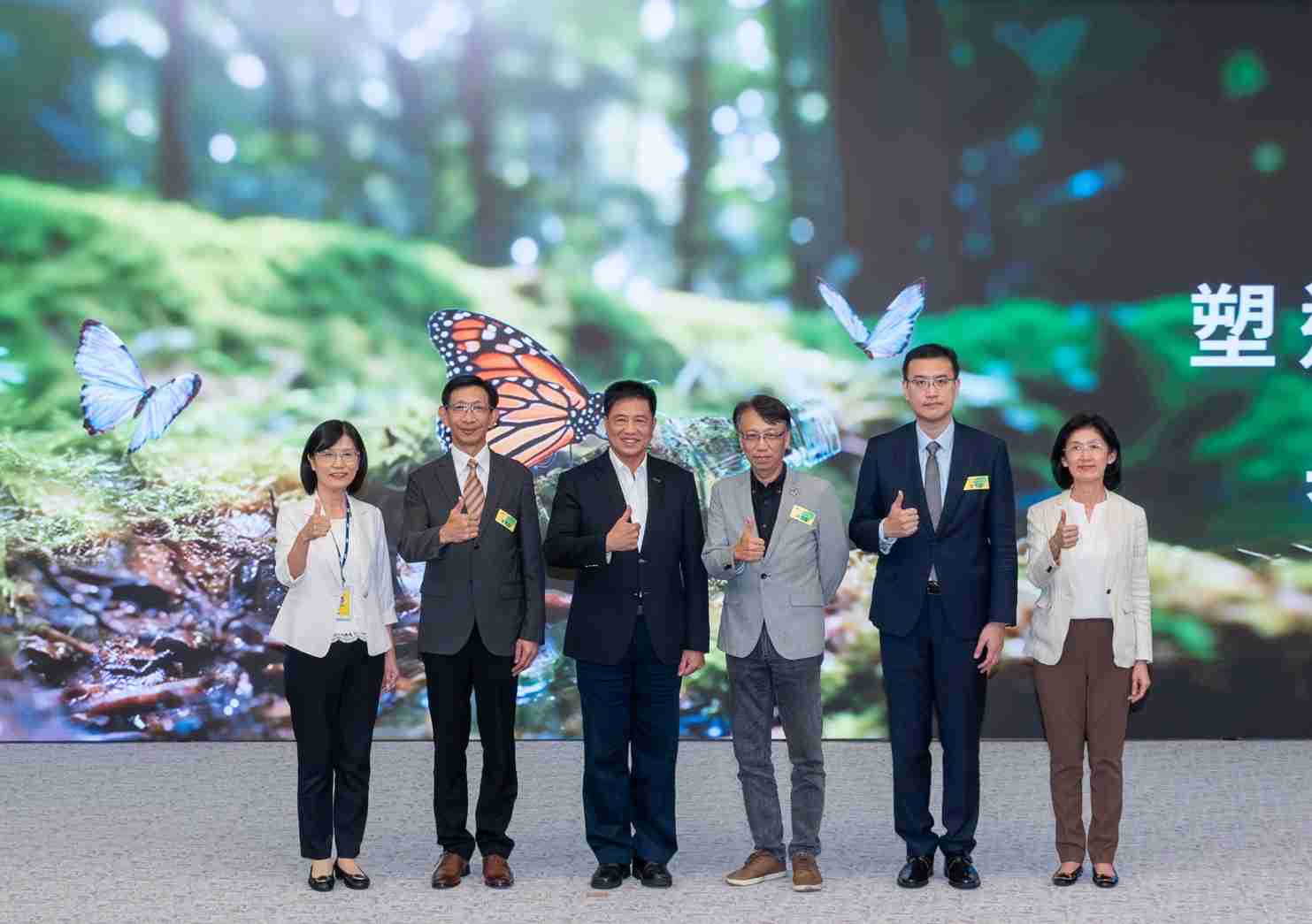 友達2023 CSR共榮大會，，邀請領域專家分享交流生物多樣性管理趨勢、、、、無塑產品、、海廢永續塑料等議題  （圖左到右：友達光電永續長古秀華、、、3M台灣技術長陳君杰、、、、友達光電董事長暨集團策略長彭双浪、、、、光寶科技企業永續發展處處長陳慶暉、、、、安永聯合會計師事務所執業會計師曾于哲、、、、友達光電供應鏈總部副總經理吳宜芳）