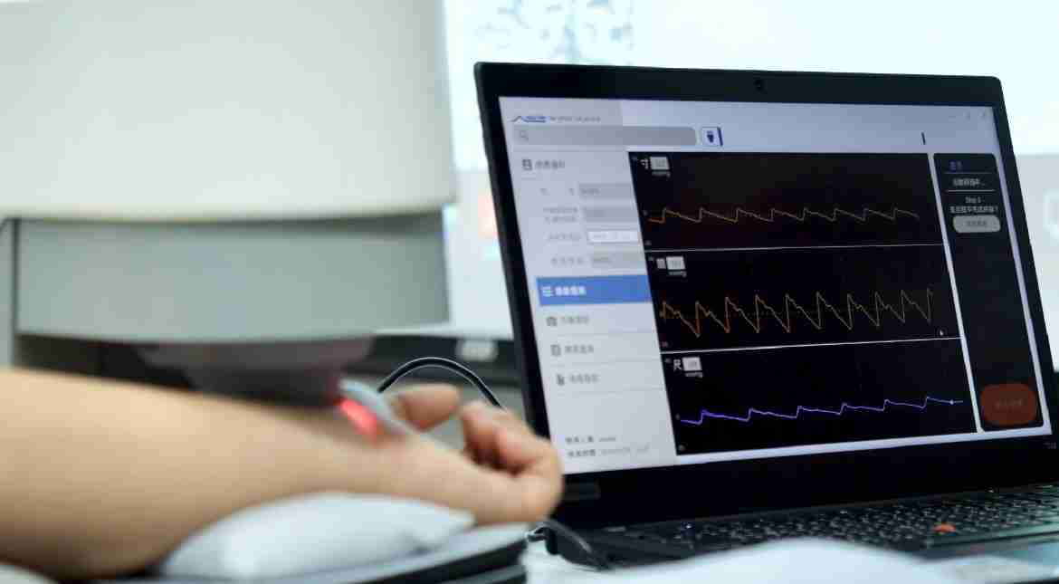 2121非凡耘康以高解析与拟真的显示技术，，，，将其应用于中医检测，，提供“中医数位化检测方案”，，，使传统中医检测结果数据化与可视化