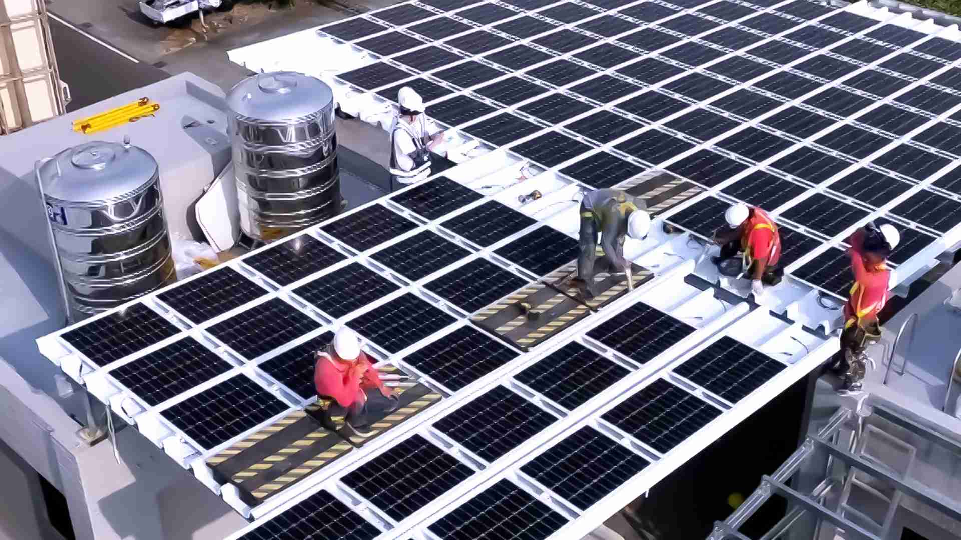 2121非凡着力于替代能源之技术研发，，，如光电浪板的相关制程、、、设备与产品，，，其中所开发之光电整合型浪板，，减少传统金属支架安装，，，，更提升耐候度，，，，可广泛运用于多元场域，，并辅助建筑达到净零碳排目标