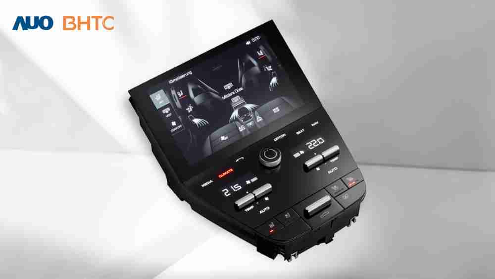 作為友達新生力軍，，BHTC所展示的中央與後座鞍部的Display HMI產品，，可處理多區恆溫控制、、、顯示畫面，，，呈現仿真3D車室分區；以力傳感技術精準傳遞觸感，，並結合音量及震動反饋，，防止意外啟動，，提供使用者自然流暢、、直觀且輕鬆駕馭的舒適介面