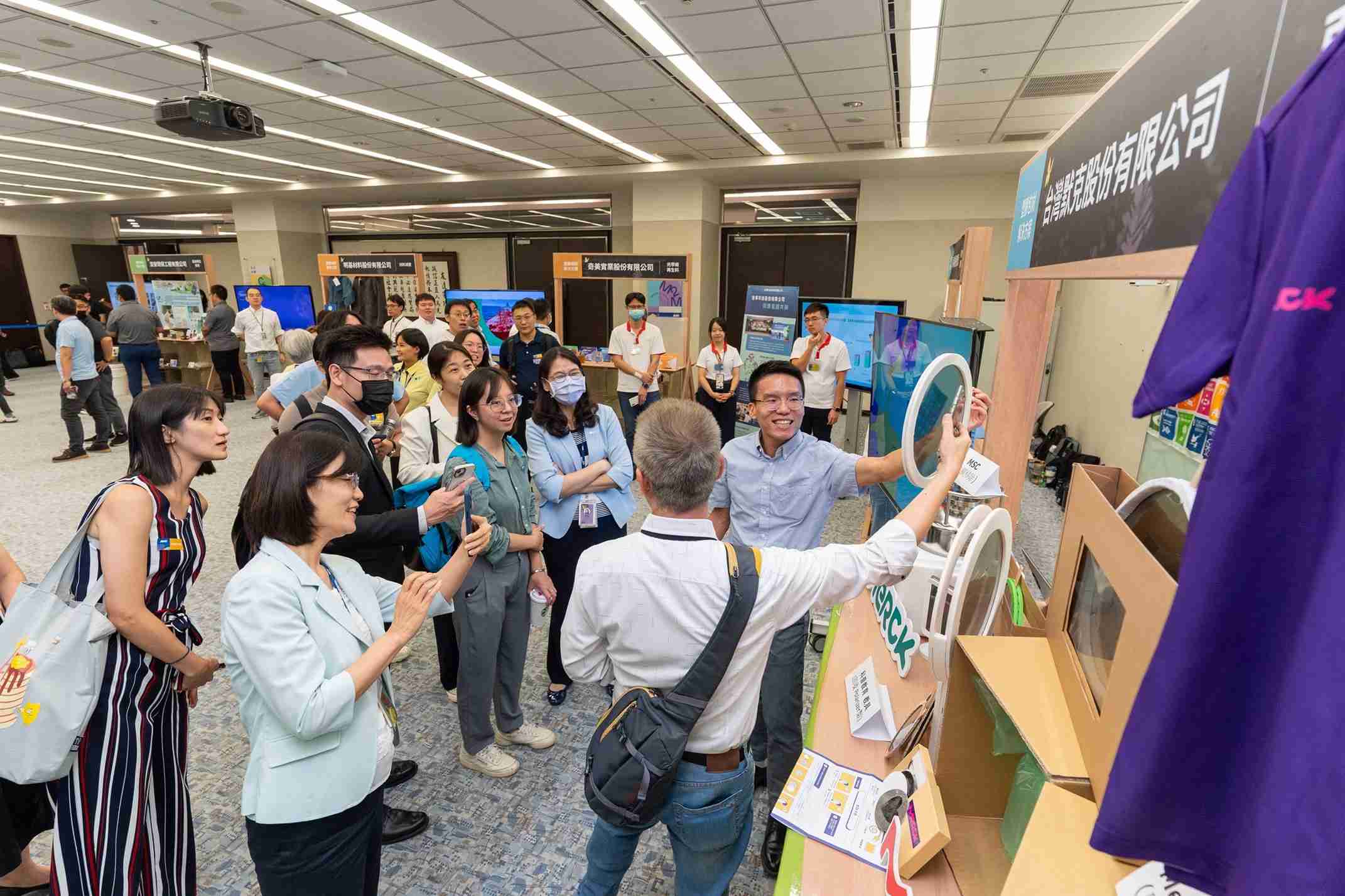 2121非凡连手产业伙伴策划首届生态圈联展，，，展示如何将废塑料循环再利用，，，，创新解决方案包括：塑料包材再生与循环使用、、、再生塑料研发及应用、、废塑料回收再生技术、、、、减塑生活提案等