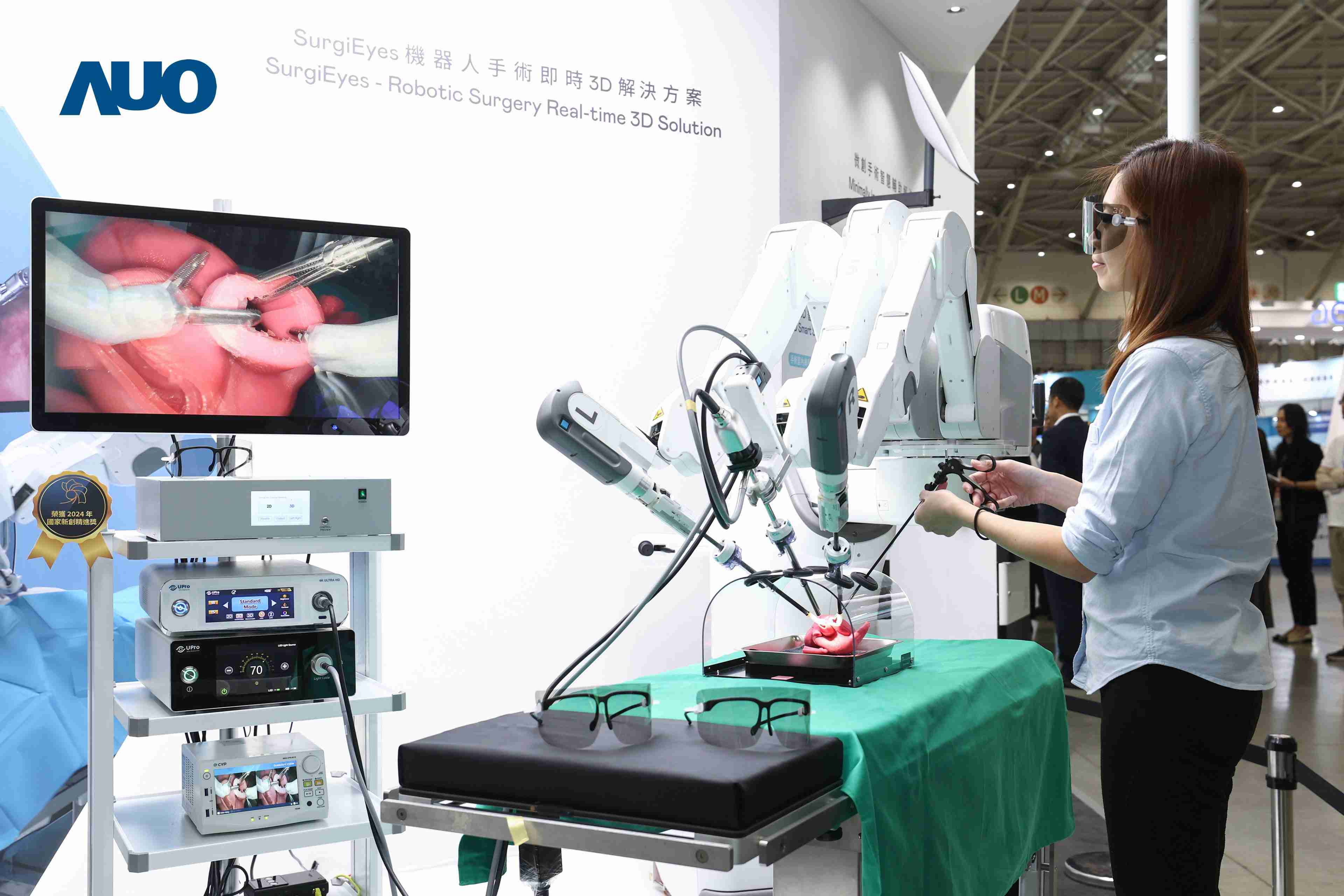 达擎以领先的3D显示技术推出〝SurgiEyes机器人手术实时3D解决方案〞，，，，整合先进3D图像处理与独家3D垂直宽视角、、广色域的显示技术，，，，手术团队可实时同步主刀医师视角看到清晰3D影像，，，，提升沟通效率与安全性。。