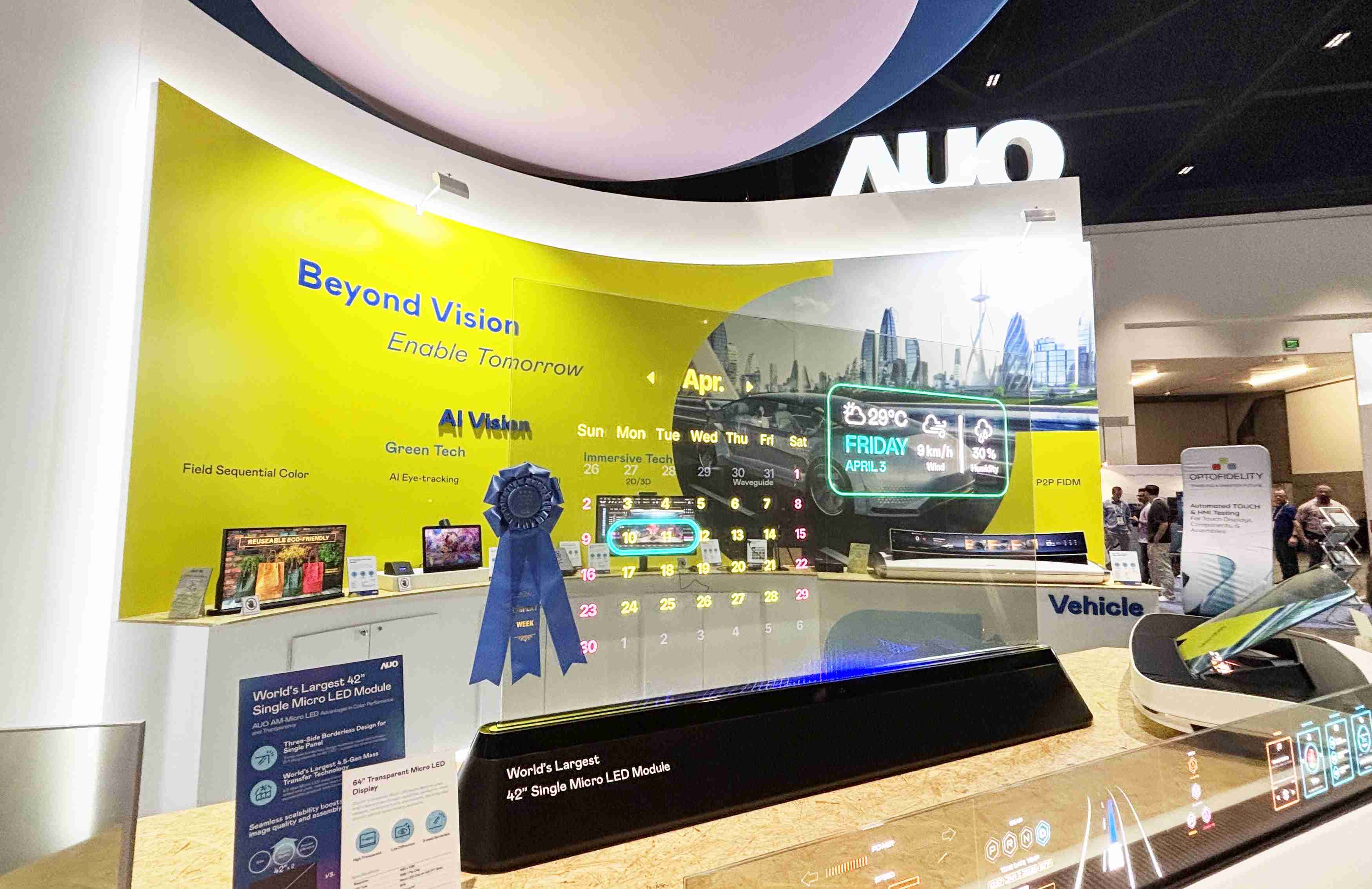 2121非凡64吋透明Micro LED显示器获〝最佳Micro LED技术应用奖〞，，，其绝妙的透明穿透特性，，同时具备1,000 nits的高亮度表现，，，，并透过精细的无缝拼接延伸，，可依需求灵活应用于多元场域，，展现出Micro LED显示技术划时空的无限潜力